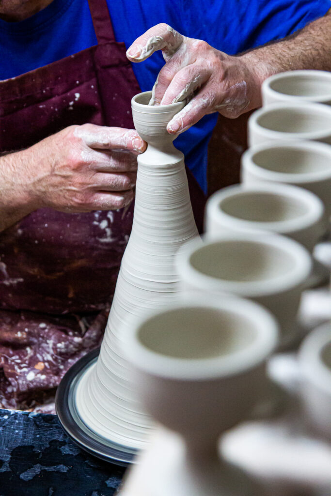 Alfarero trabajando cerámica artística